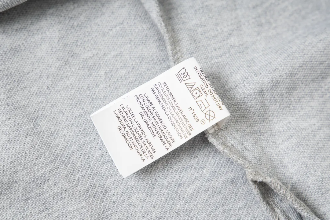 P150 Model No. Y779 Ralph Lauren/Ralph Lauren Basic pony embroidered logo short sleeves Three needles and five threads Men's and women's piqué cotton fabric Easier to wear, more comfortable and less bulky than ordinary fabrics Customized thread weaving and dyeing Classic pony embroidery Logo Cross stitching details on the neckline Three needles and five threads all over The whole body is made of three needles and five threads Complete accessories make it a trendy style Easy to control and match at will Full of design, a simple must-have! Color: Black White Navy Gray Size: S-XL
